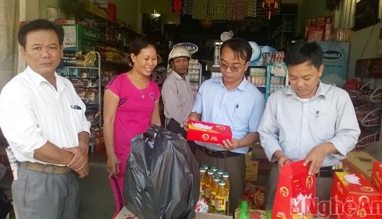 Thị trấn Quán Hành (Nghi Lộc) vẫn còn bày bán hàng quá hạn sử dụng