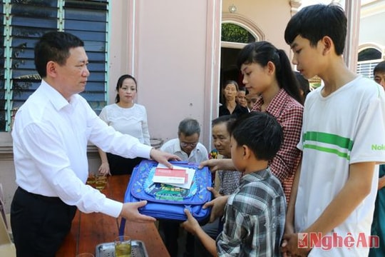 Bí thư Tỉnh ủy trao sổ tiết kiệm cho nữ sinh có hoàn cảnh khó khăn