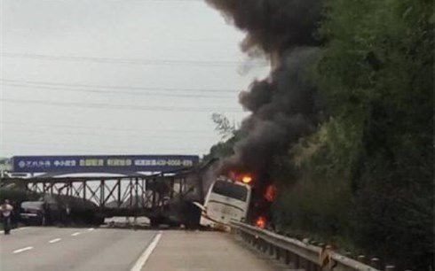 Tai nạn trên cao tốc Thượng Hải - Côn Minh, 32 người thương vong