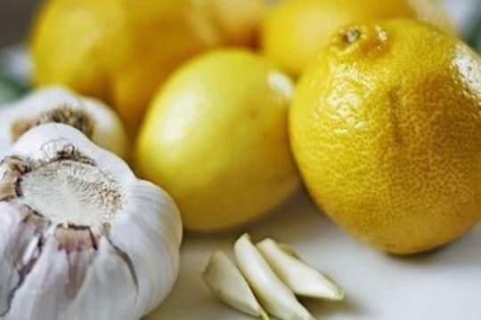 "Làm sạch" và giảm mỡ máu với chanh và tỏi