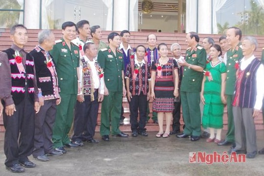 Quân khu 4: Gặp mặt 70 già làng, trưởng bản tiêu biểu
