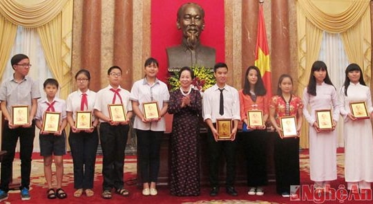 Phó Chủ tịch nước Nguyễn Thị Doan chúc mừng nam sinh Nghệ An đạt huy chương bạc Quốc tế