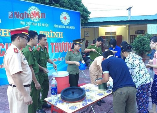 Phát 200 suất "Bát cháo tình thương" tại Bệnh viện đa khoa Thanh Chương