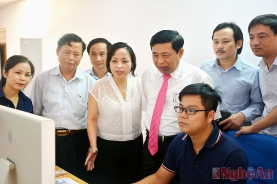 Đồng chí Nguyễn Xuân Đường thăm tòa soạn hội tụ Báo Nghệ An