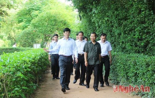 Phân ban Hợp tác Việt Nam - Lào dâng hương tại Khu di tích Kim Liên