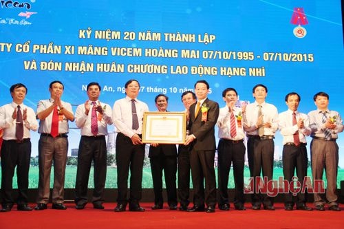 Công ty CP xi măng VICEM Hoàng Mai đón nhận Huân chương Lao động Hạng Nhì