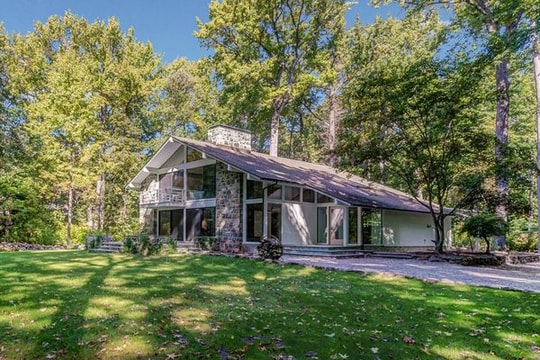 Ngôi nhà thời thơ ấu đơn sơ của Angelina Jolie