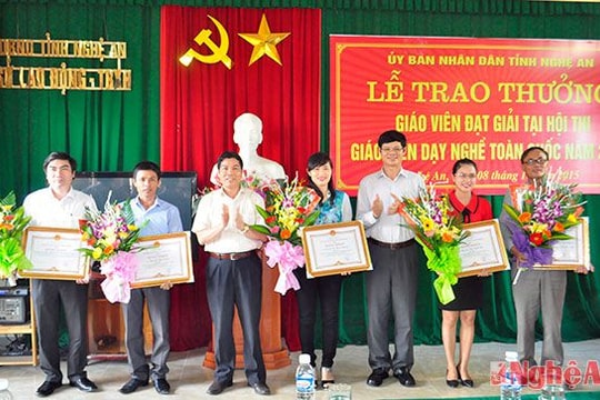 Trao thưởng 5 giáo viên đạt giải tại Hội giảng giáo viên dạy nghề toàn quốc