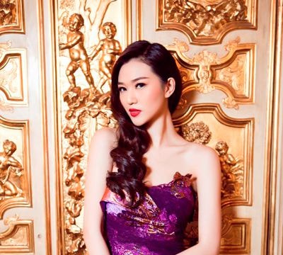 "Tình địch" của Ngọc Trinh đắt show thời trang, đóng phim