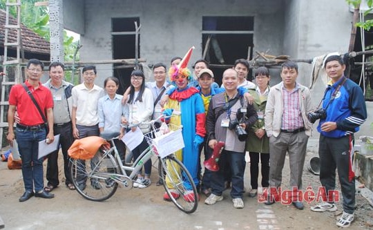 "Hành trình nhân ái"  trao 20 xe đạp cho học sinh nghèo