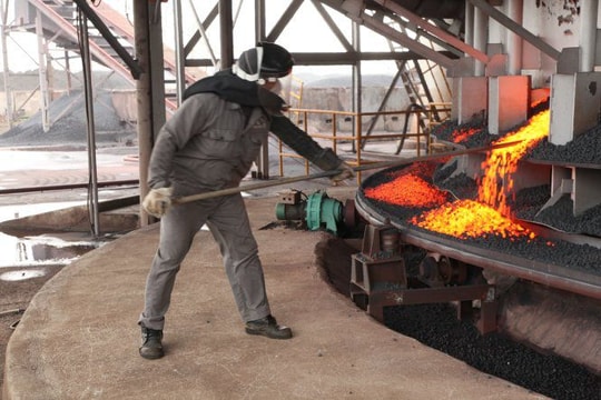 Thép Trung Quốc lách thuế, ồ ạt vào Việt Nam