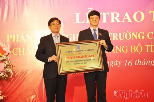 Tập đoàn Dầu khí trao tặng Trường cao đẳng nghề cho Nghệ An