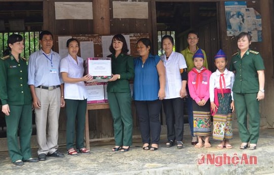 Khám bệnh miễn phí cho phụ nữ vùng biên giới huyện Tương Dương