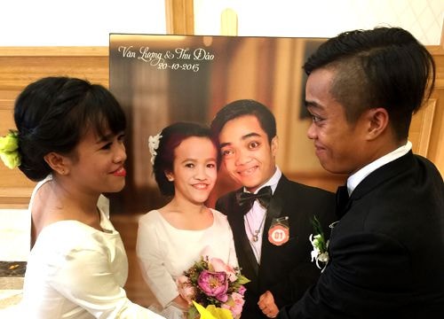 Chuyện tình lãng mạn của vợ chồng tí hon bán vé số