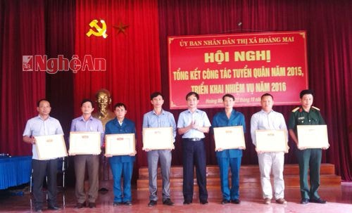 Hoàng Mai: Khen thưởng 7 tập thể làm tốt công tác tuyển quân năm 2015