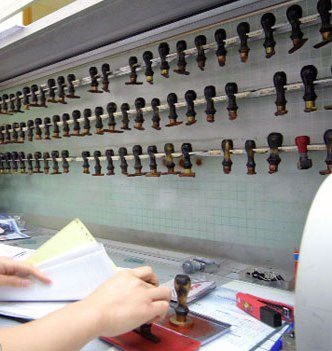 Không được sử dụng hình ảnh Quốc kỳ, Quốc huy trên con dấu DN