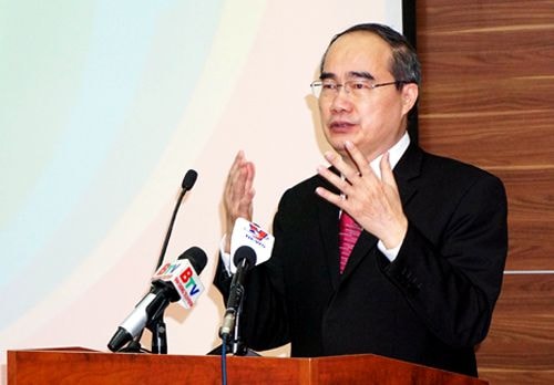 Đồng chí Nguyễn Thiện Nhân nói tiếng Anh với cả nghìn sinh viên