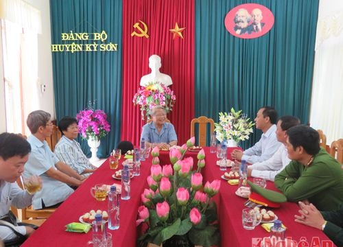 Nguyên Chủ tịch nước Trần Đức Lương thăm huyện biên giới Kỳ Sơn