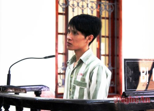 Phạm nhân đâm bị thương quản giáo lĩnh án 2 năm tù