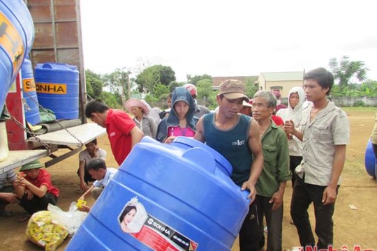 Nghĩa Đàn: 600 hộ được nhận bình chứa nước từ chương trình của Chính phủ