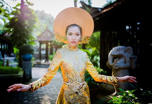 Thúy Vân sẽ mặc áo dài thêu hình rồng dự thi Hoa hậu Quốc tế 2015