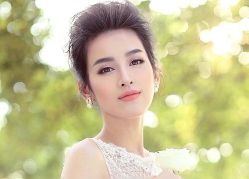 Cô dâu Tú Vi khoe nhan sắc với bốn kiểu trang điểm