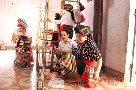 Đặc sắc thổ cẩm Tồng Mòn