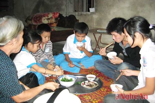 Những bữa cơm "khuyết"