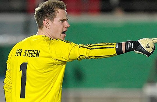 Thủ môn ter Stegen lao ra cột cờ góc lừa bóng như tiền đạo