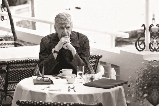 HLV Wenger lạ lẫm trong vai trò người mẫu ảnh