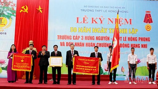 Trường THPT Lê Hồng Phong đón nhận Huân chương Lao động hạng Nhì
