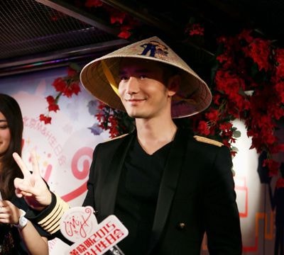 Huỳnh Hiểu Minh đội nón lá do fan Việt tặng