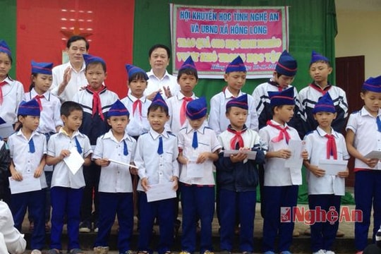 Hội khuyến học tỉnh: Trao quà cho học sinh nghèo vượt khó học giỏi