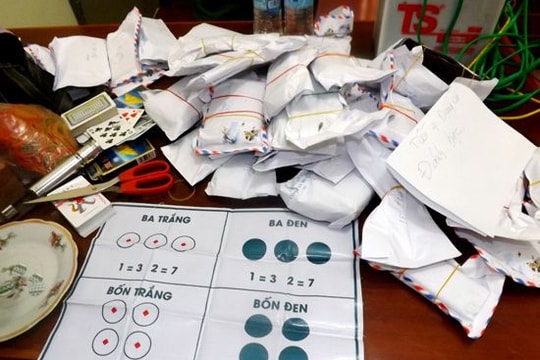 Bắt 39 đối tượng đánh bạc quy mô lớn ở trong rừng