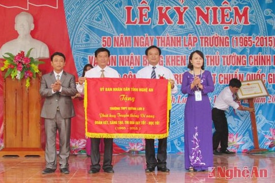 Trường THPT Quỳnh Lưu 2 đón nhận Bằng khen của Thủ tướng Chính phủ