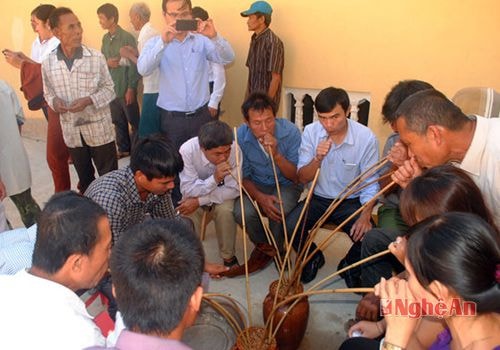 Vui rượu cần với bản tái định cư Na Cáng