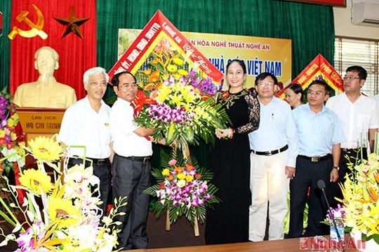 Lãnh đạo tỉnh chúc mừng Trường Cao đẳng văn hóa nghệ thuật Nghệ An