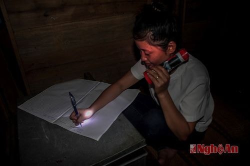 Ở nơi soạn giáo án bằng đèn pin