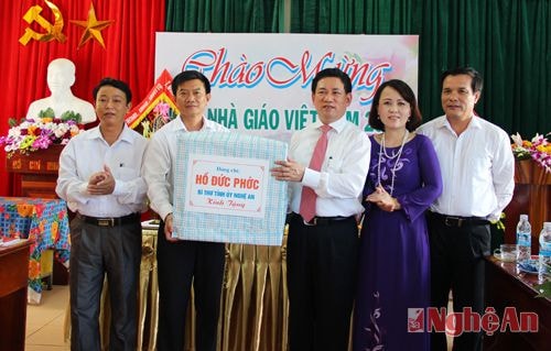 Bí thư Tỉnh ủy chúc mừng Trường THPT Quỳnh Lưu 2