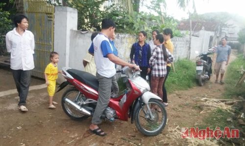 Tự đâm vào cột mốc cầu, hai người thương vong