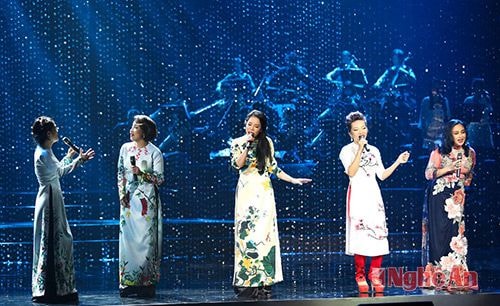 Thu Phương tỏa sáng cùng 4 diva trước khi "quậy" với Sơn Tùng