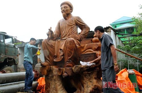 Bức tượng Nguyễn Du bằng gỗ gù hương được công nhận kỷ lục Việt Nam
