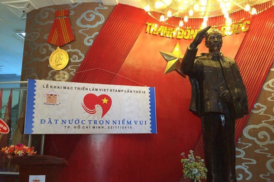 Triển lãm "Đất nước trọn niềm vui"