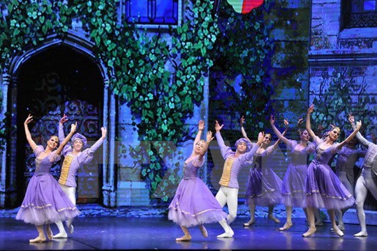 Biểu diễn vũ kịch nổi tiếng "Kẹp hạt dẻ" chào đón Giáng sinh