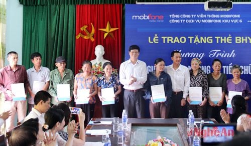 MobiFone trao 50 thẻ BHYT cho các hộ khó khăn