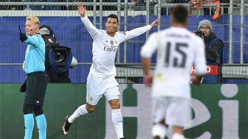 Ronaldo lập cú đúp, Real giành ngôi đầu bảng Champions League