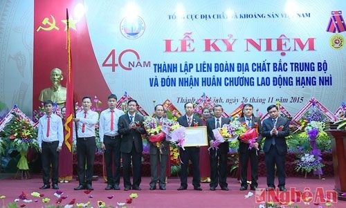 Liên đoàn Địa chất Bắc Trung bộ đón nhân Huân chương Lao động hạng Nhì