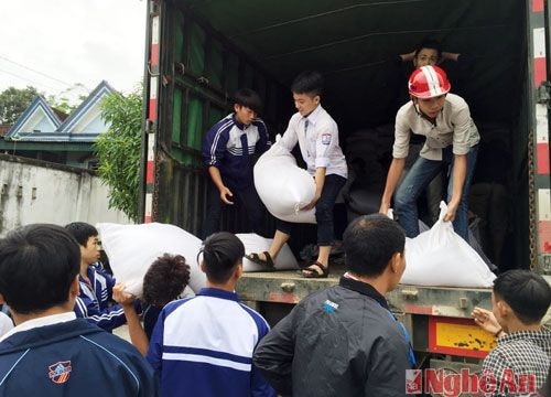 Quế Phong tiếp nhận hơn 127 tấn gạo hỗ trợ học sinh vùng đặc biệt khó khăn