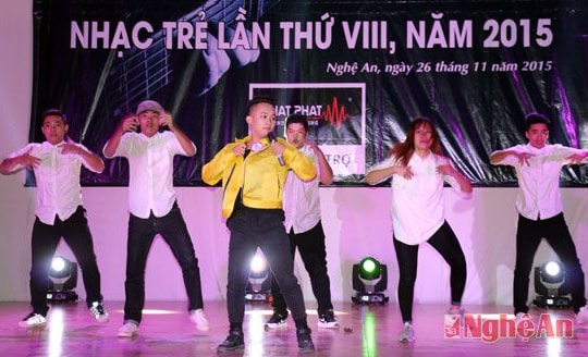 Sinh viên Đại học Vinh cháy hết mình trong đêm nhạc trẻ