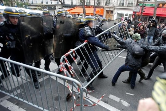 Pháp: Cảnh sát đụng độ với người biểu tình chống biến đổi khí hậu